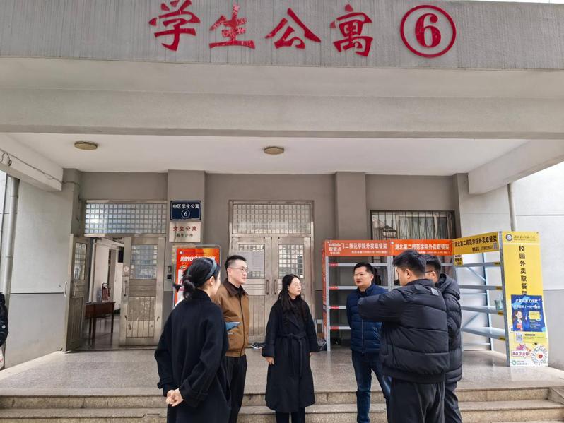 筑牢安全 “防火墙” 守护校园...